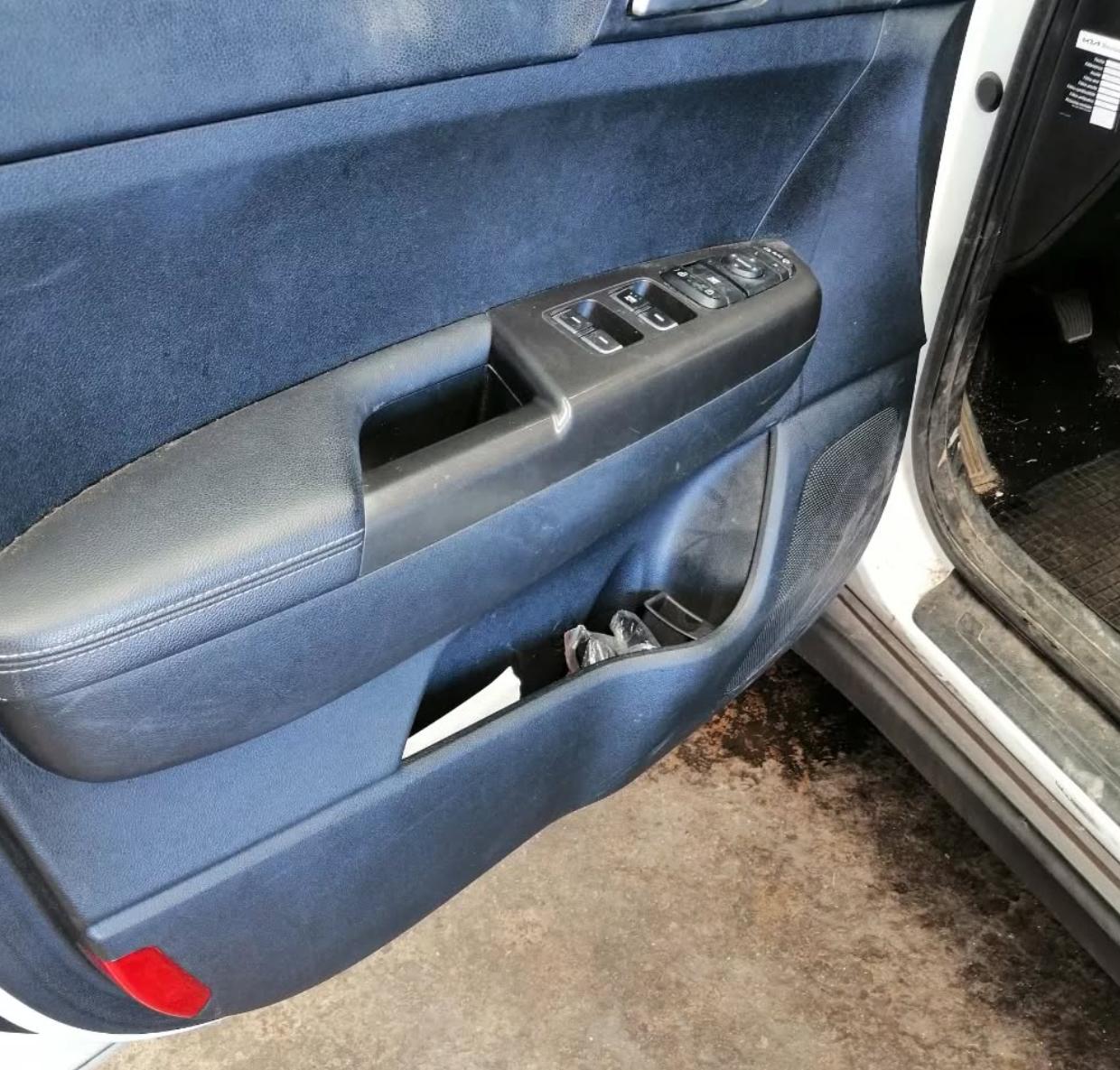 paneles de puertas de coche sucios antes de limpieza de tapicería en Nules