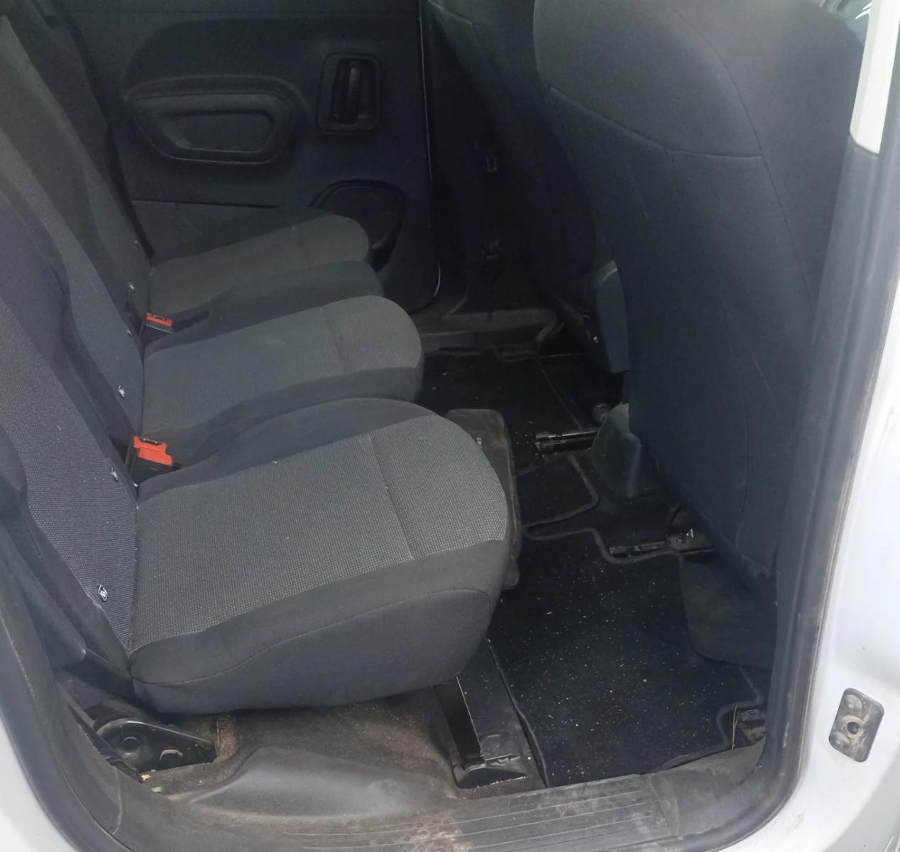 interior completo sucio antes de limpieza de tapicería en Nules