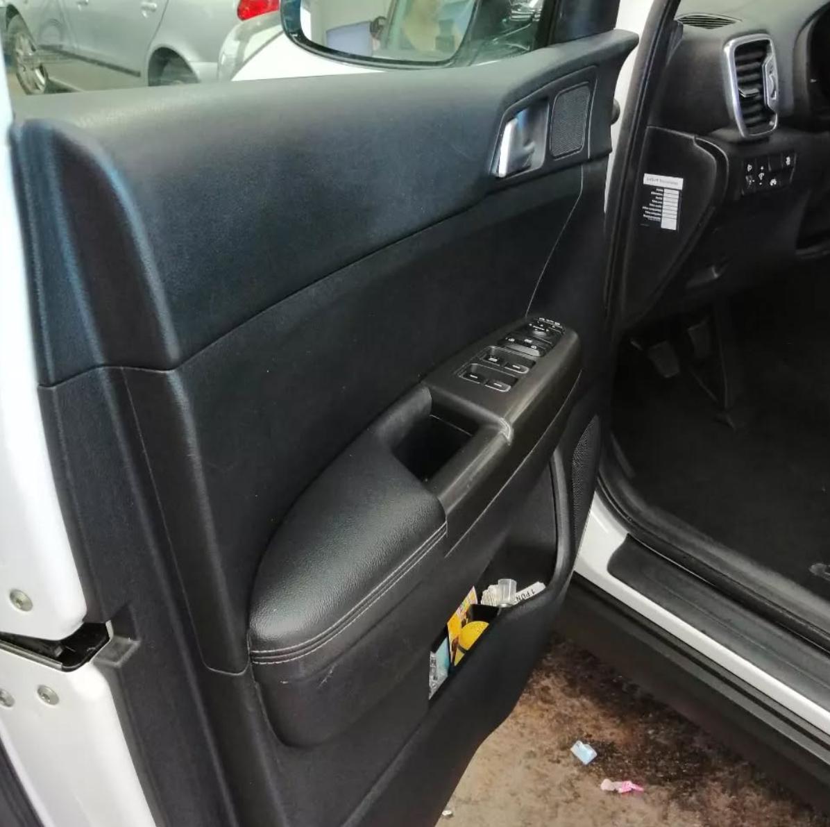 detalle de maneta y panel de puerta limpio tras limpieza de tapicería en Nules