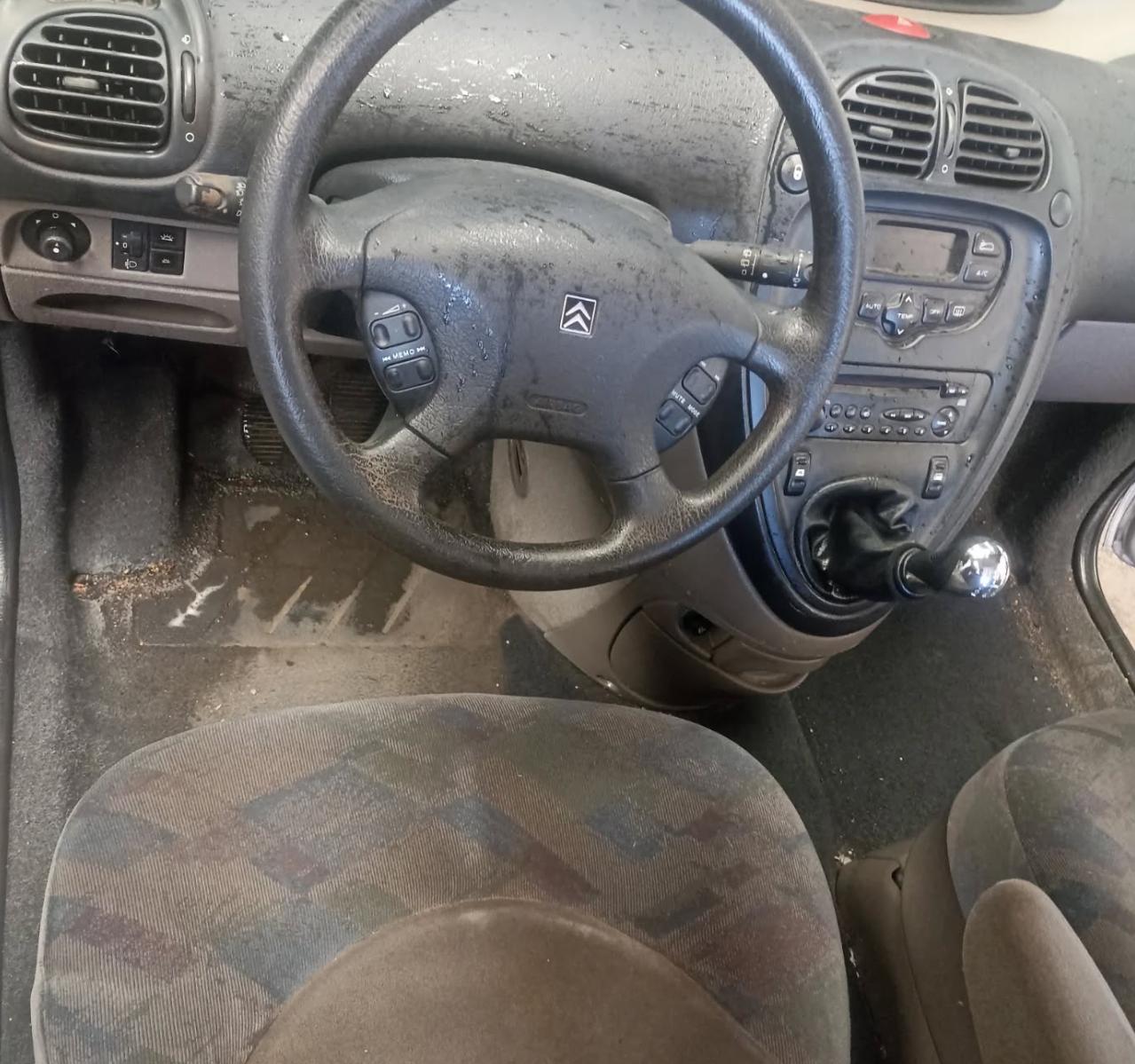 coche con suciedad acumulada en el interior en Nules