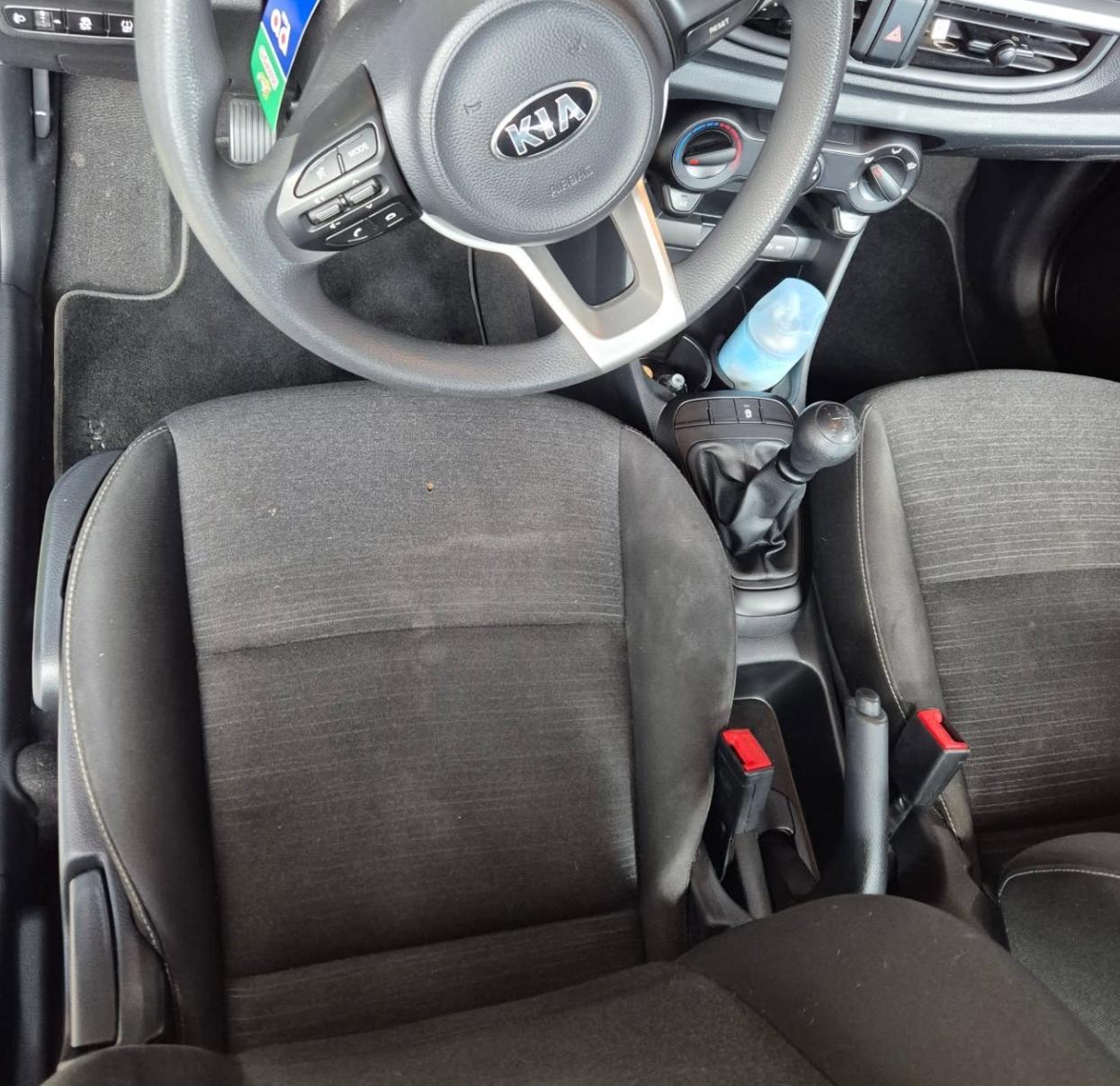 salpicadero y asientos impecables después de limpieza integral profesional