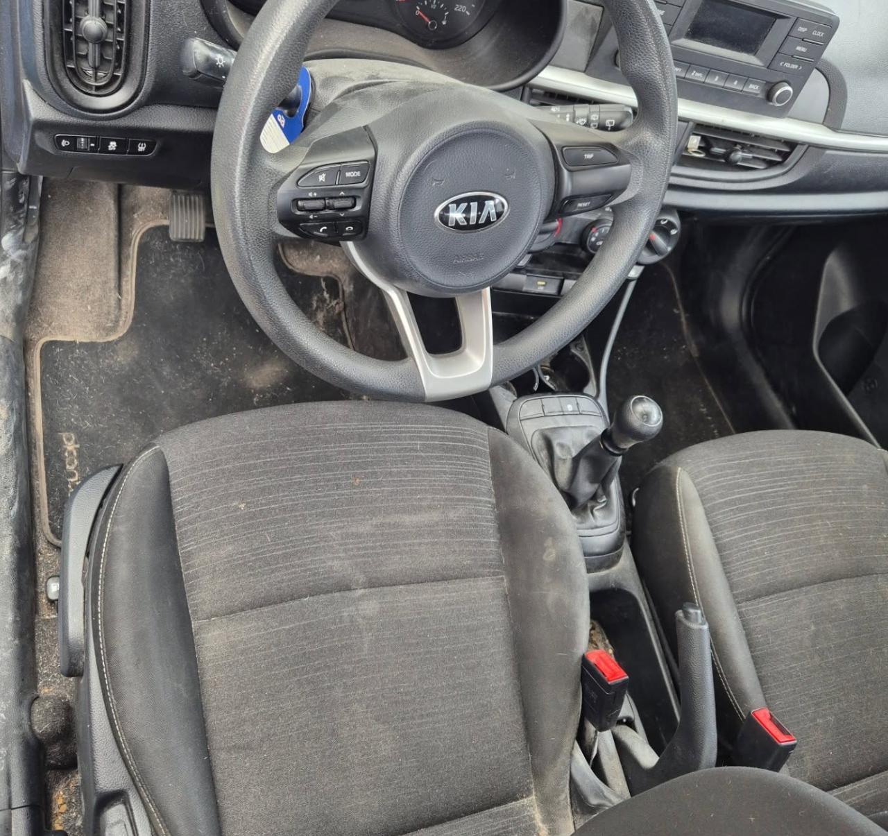 sucio en salpicadero y asientos antes de limpieza integral