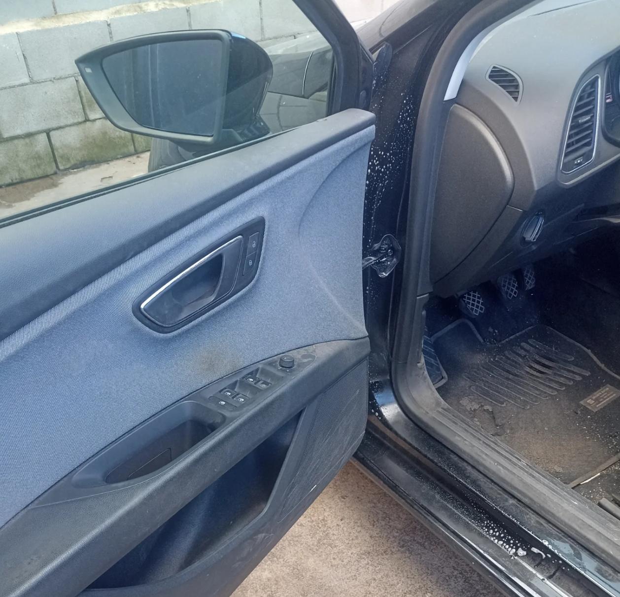 restauración de paneles de puertas de vehículo con limpieza profesional de tapicería en Nules